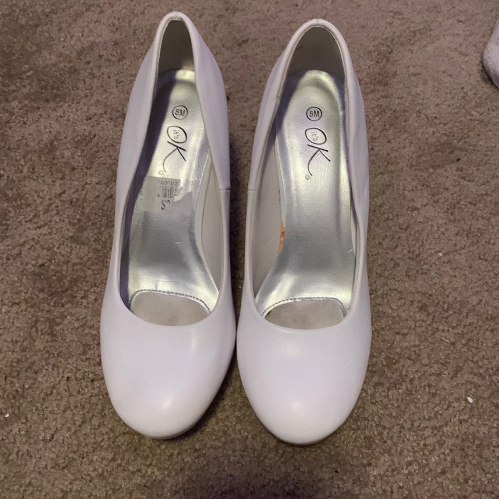 White Heels Size 8M brand: It’s OK